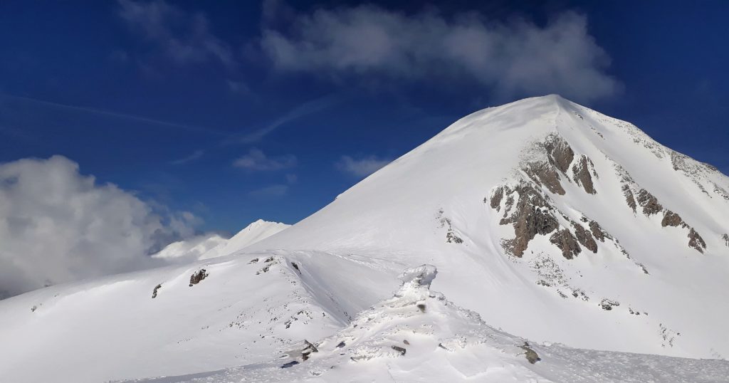 Vihren (2914 m), drugi najvišji vrh Balkana in čudovit smučarski vrh.