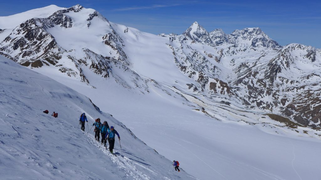 Cevedale (levo) in Konigspitze (desno) s pobočja Cime Marmotta.